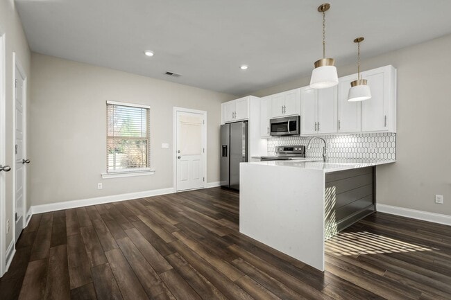 Building Photo - 555 Gresham Ln