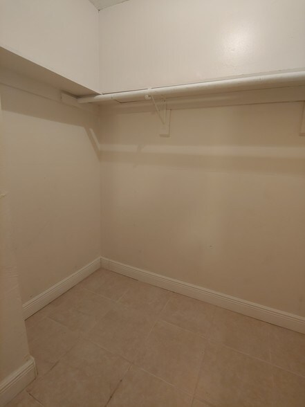 Building Photo - 1305 W 53rd St