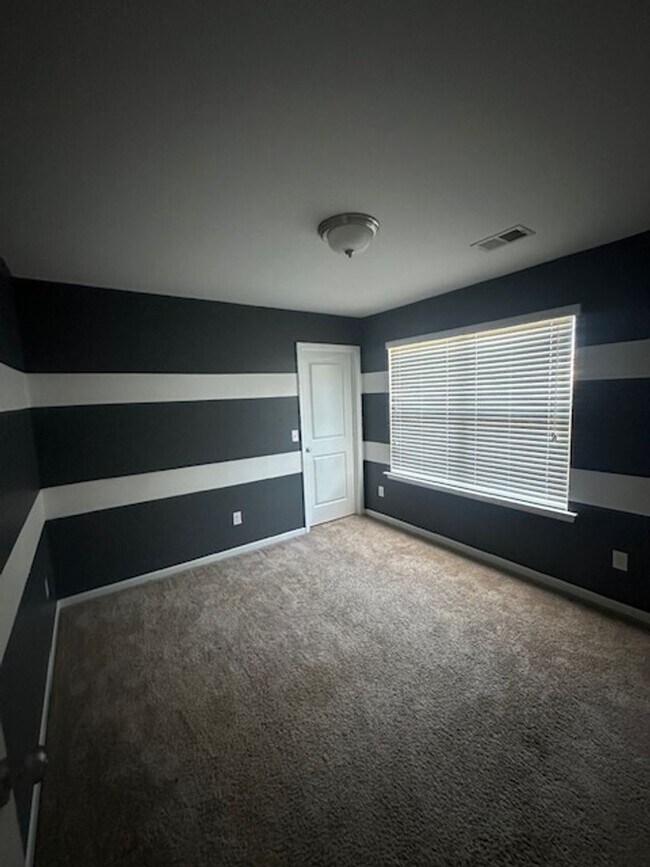 Building Photo - Magnificent Two Story Four Bedroom Home in Northeast Columbia!