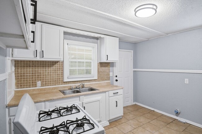 Building Photo - Newly Remodeled | 3 Bed | 1 Bath | Tulsa | Available Now