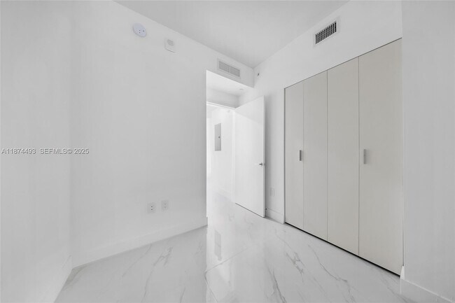 Building Photo - 700 NE 24th St