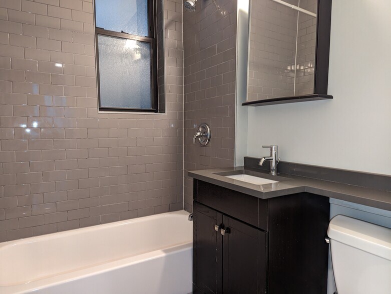 Building Photo - 4419 N Wolcott Ave