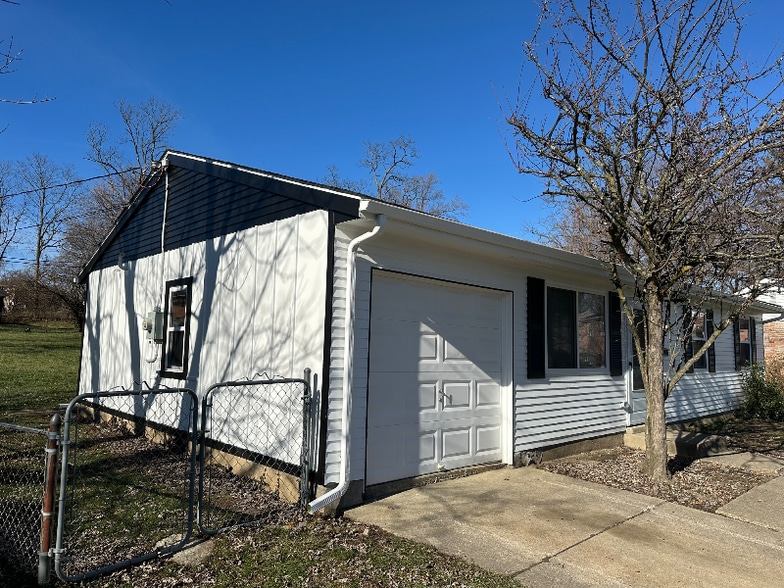 Building Photo - 139 Raintree Rd