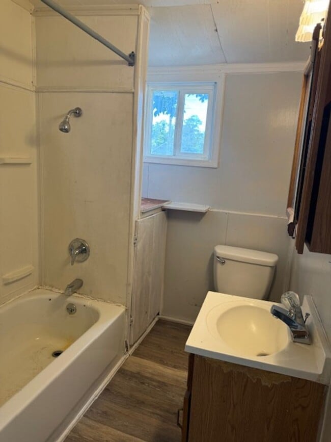 Building Photo - 2 bedroom 1 bath home close to downtown