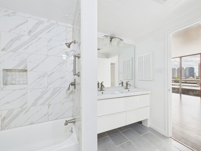 Building Photo - 5001 Woodway Dr