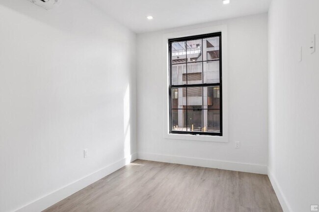 Building Photo - Massive 3 bed 2 bath in the heart of willi...