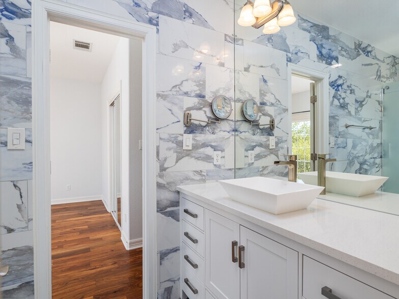 Building Photo - 9805 Big View Dr