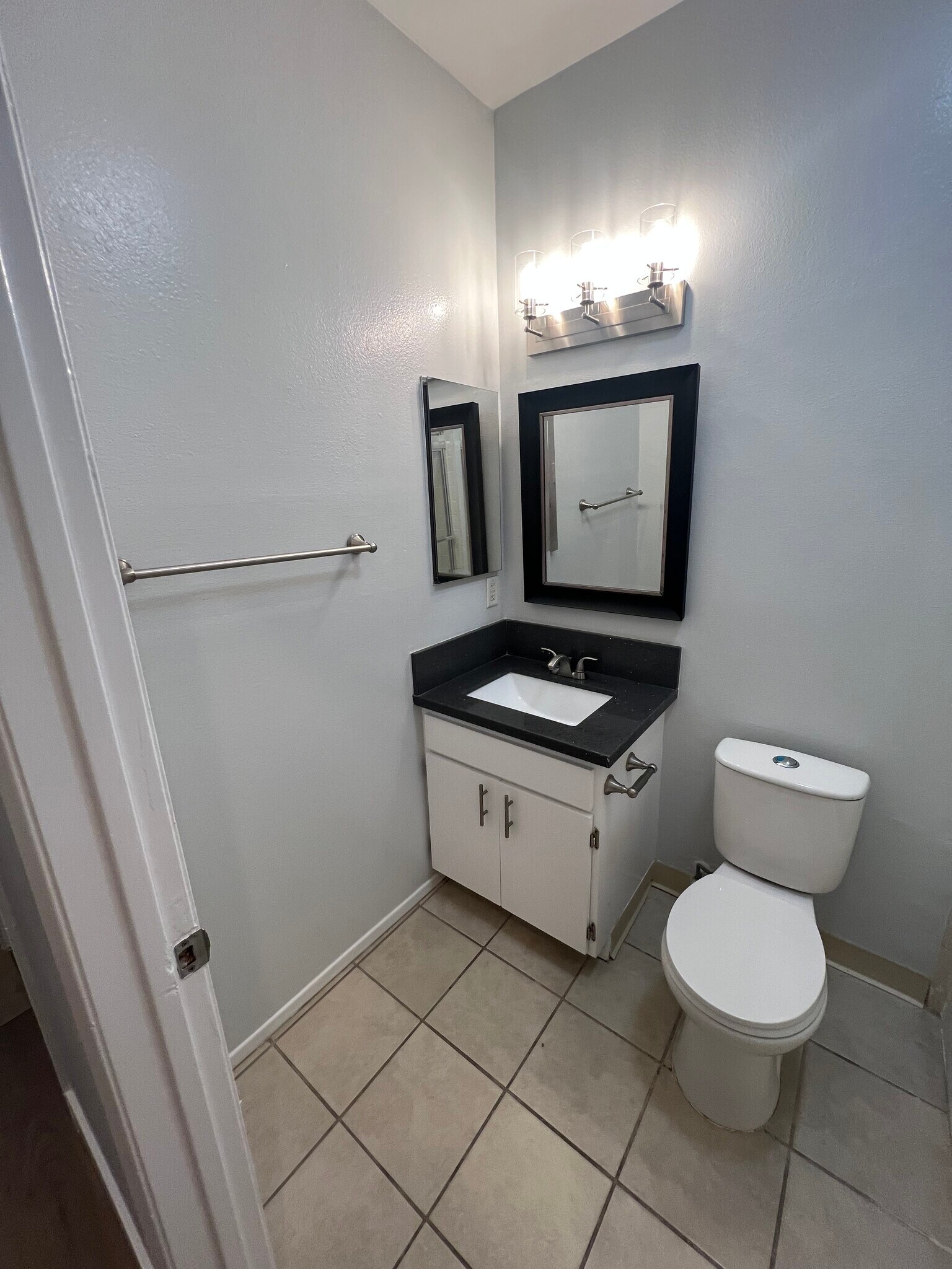 Building Photo - 2107 N Beachwood Dr