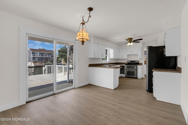 Building Photo - 205 S Shore Dr