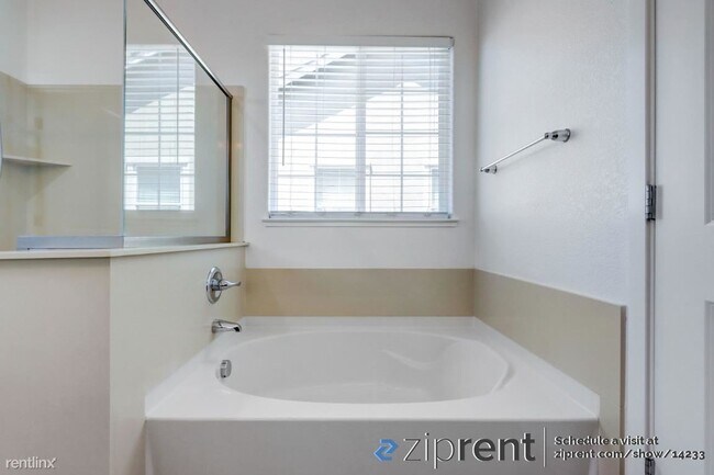 Building Photo - 4 br, 3 bath House - 1125 Berkshire Dr, La...