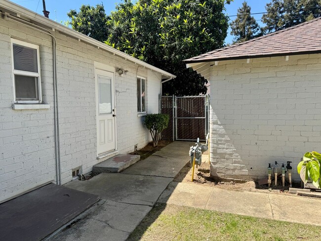 Building Photo - 1 Bedroom Duplex