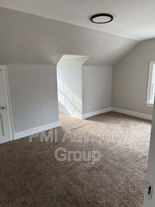 Building Photo - 700 SW Macvicar Ave