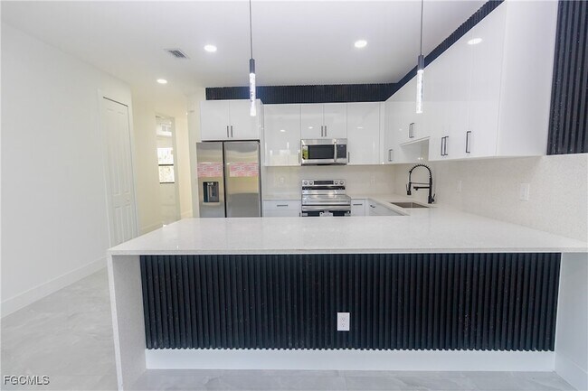 Building Photo - 843 Duplex St E