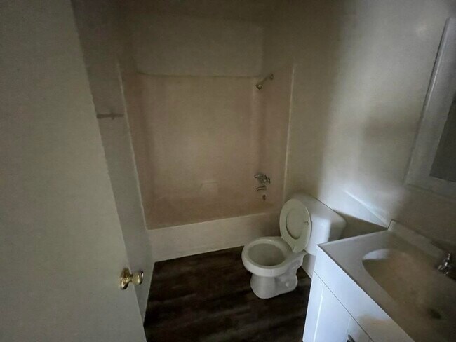 Building Photo - 1502 NW Kingsbury Ave