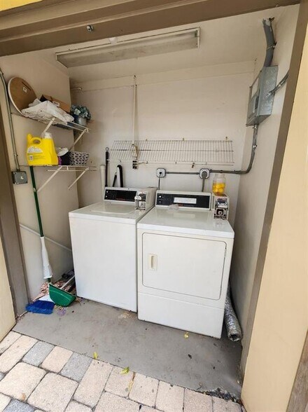 Building Photo - 2036 NE 26th St