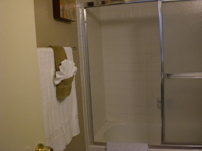 Building Photo - Two bedroom, one bathroom, third floor con...