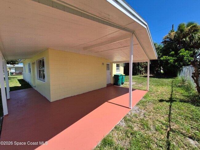 Building Photo - 819 Cedar Dr