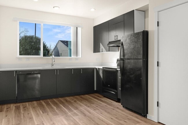 Building Photo - Vancouver Townhouses - Get 1 Month Free!