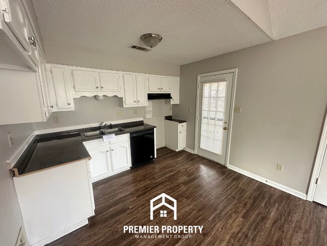 Building Photo - Charming 3BR/2BA Memphis Home with Vaulted Ceilings, Fireplace & Fenced Yard