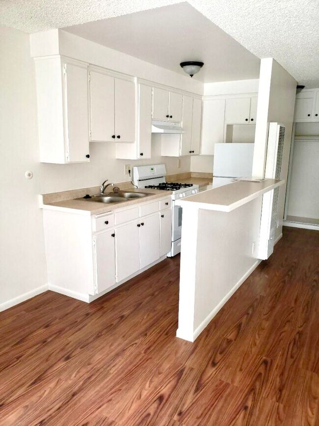 Interior Photo - El Capistrano Apartments