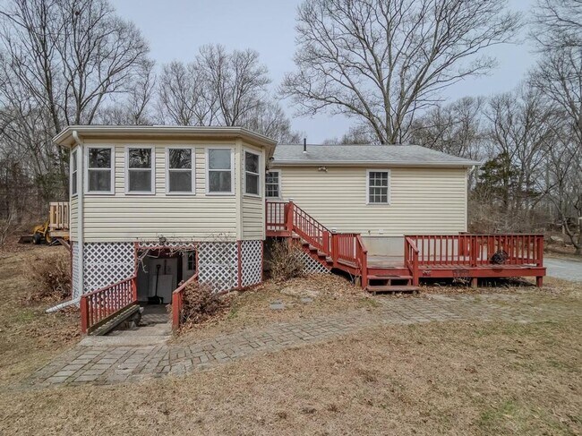 Building Photo - Refined Ranch Living in a Private Natural Setting