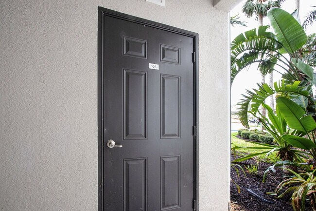 Building Photo - Riverfront Condo - 2 bed - 2 bath for rent