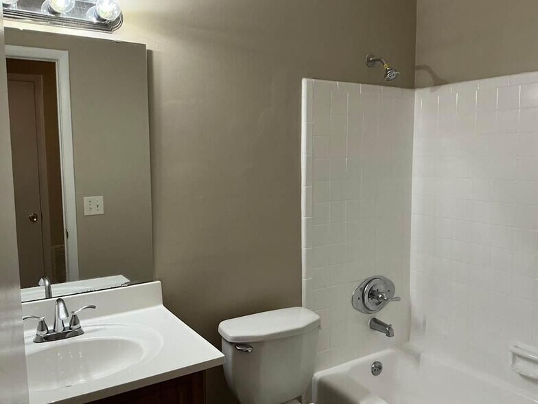 Building Photo - 1116 Willow Ln