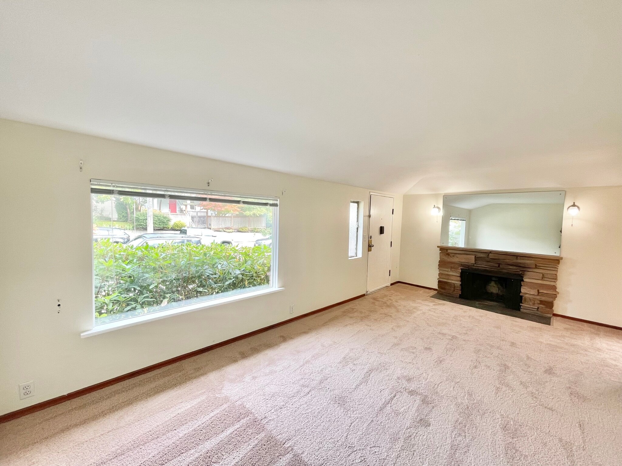 Building Photo - 2411 W Lynn St