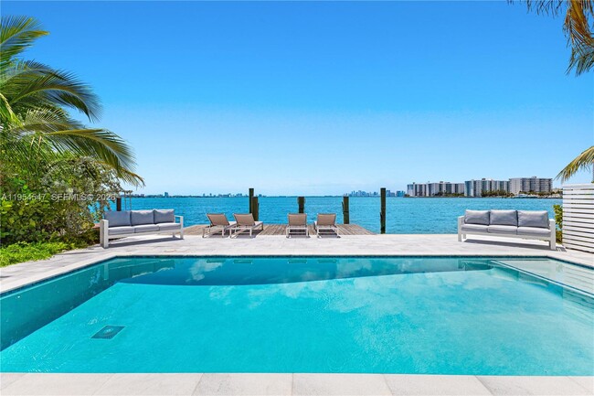 Building Photo - 1930 Bay Dr