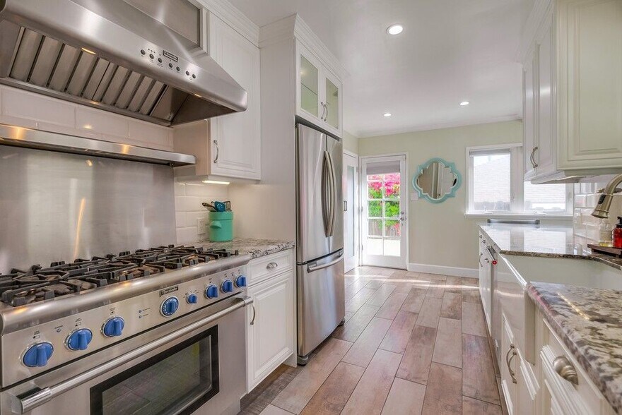 Building Photo - 21447 Providencia St