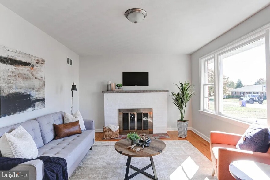 Front Living Room-Wood Fireplace - 2360 Sycamore Rd