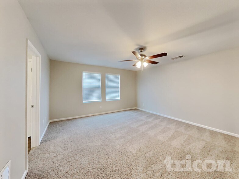 Building Photo - 404 Willow Creek Dr