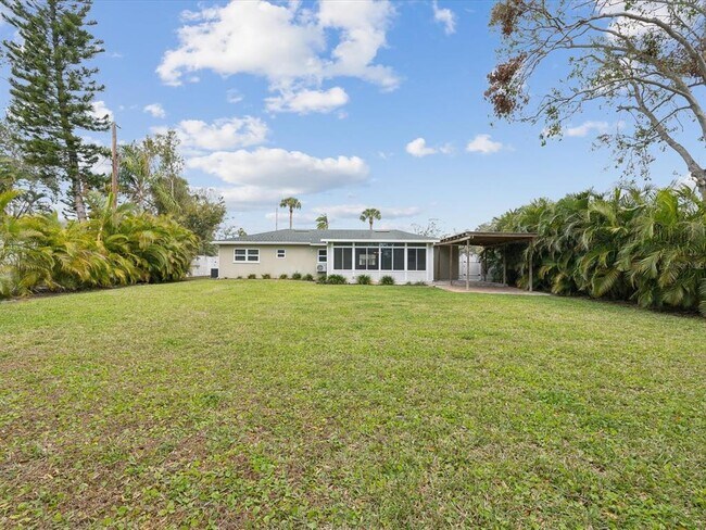 Building Photo - 605 Gardenia St