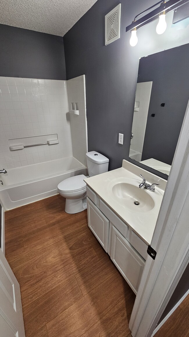 Building Photo - 10991 Oak Grv Cir