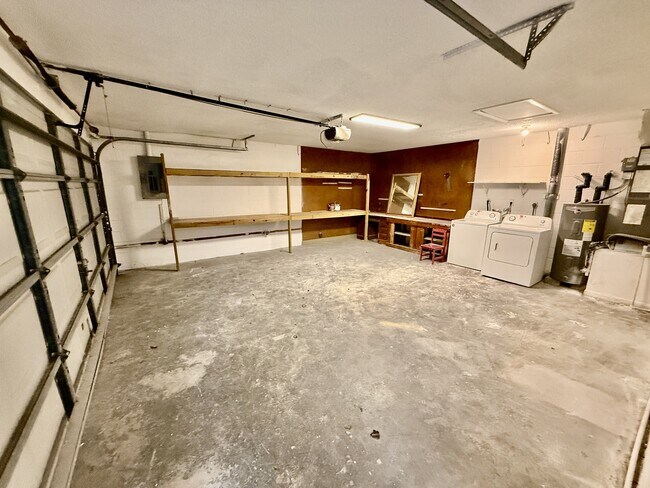 Building Photo - 5490 Britan Dr