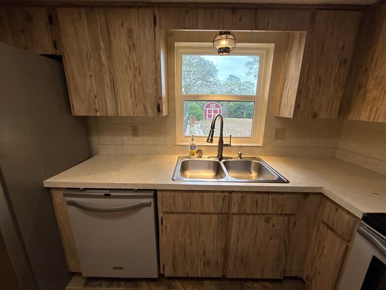 Building Photo - 851 S Oak Crest Path