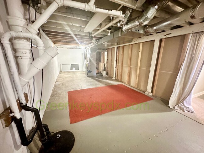 Building Photo - Huge 4 Bedroom 2 Bath House across from Rose City Golf Course