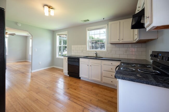 Building Photo - LOOK NO FURTHER THAN THIS INGLEWOOD CHARMER!