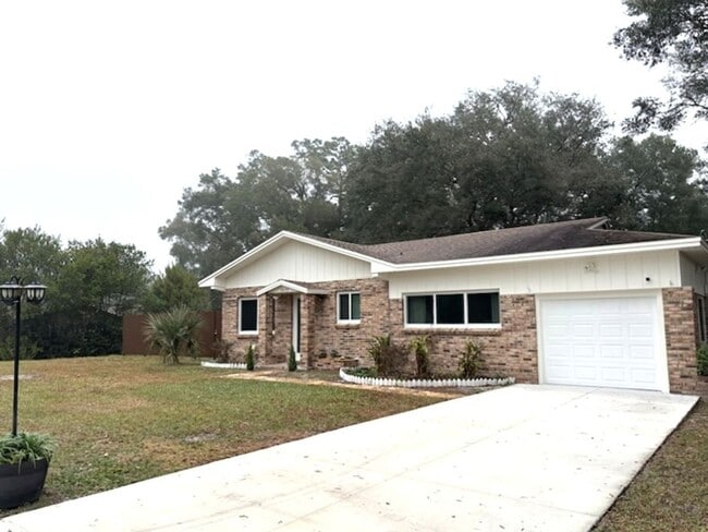 Building Photo - Beautifully Updated DeLand Home with Huge Fenced Backyard!!!