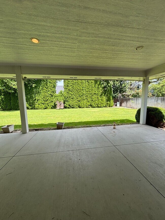 Building Photo - Super Attractive Home in Pelican Point!!