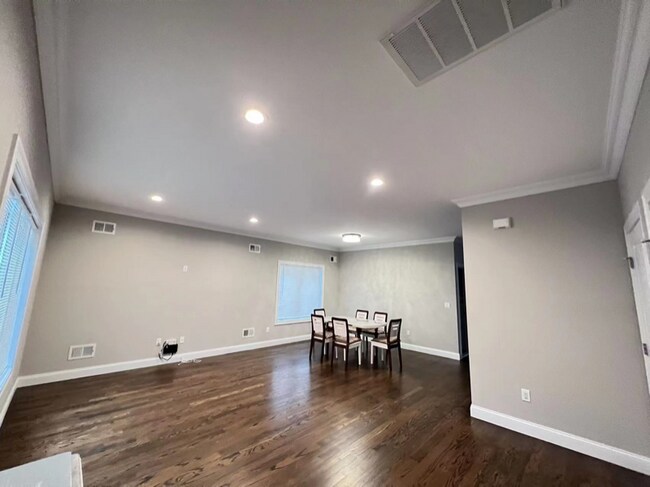 Building Photo - 279 Ross Ave