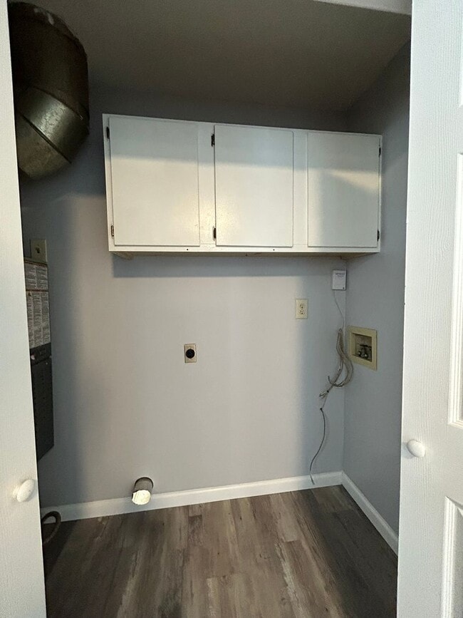 Building Photo - Remodeled 2 Bedroom Duplex