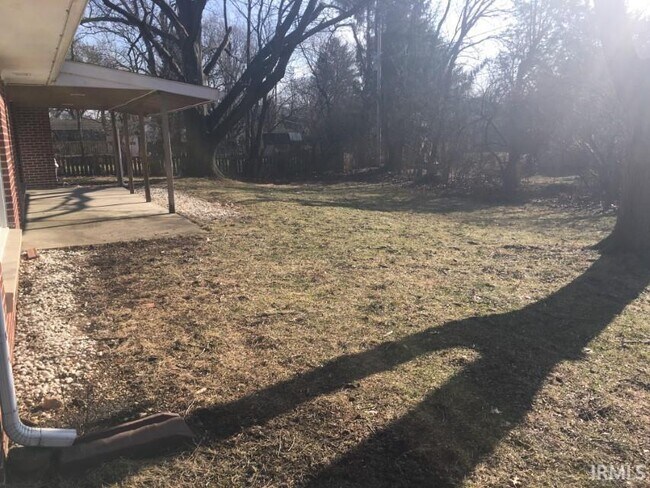 Building Photo - 615 Elm Dr