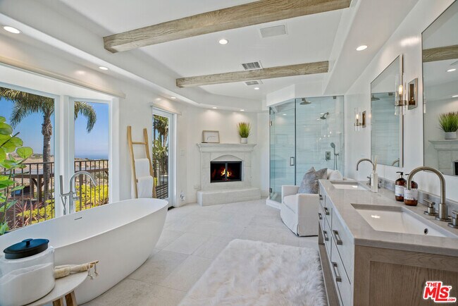 Building Photo - 5868 Zumirez Dr