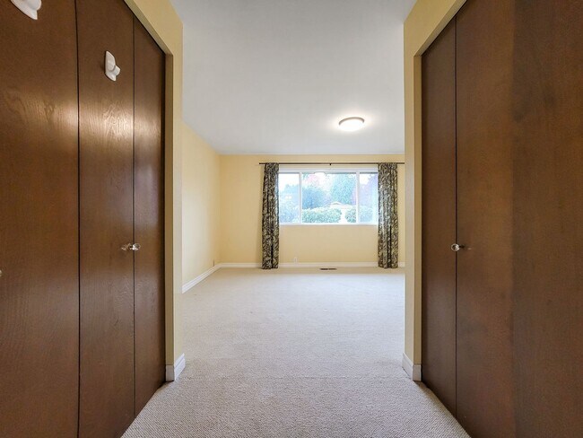 Building Photo - Charming Rambler with Abundant Natural Lig...