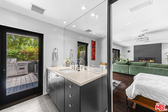 Building Photo - 2300 Ronda Vista Dr