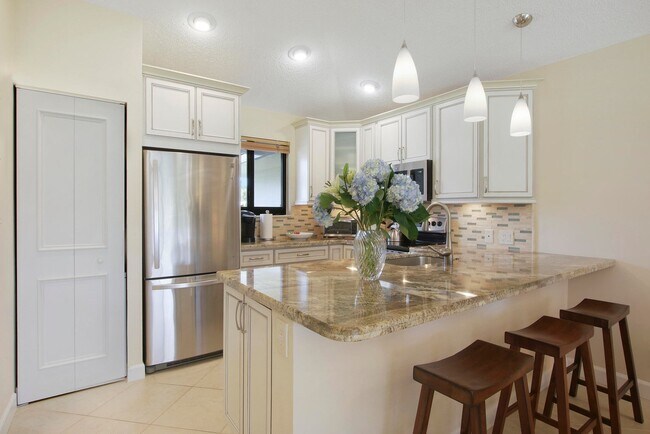 Building Photo - 820 Club Dr