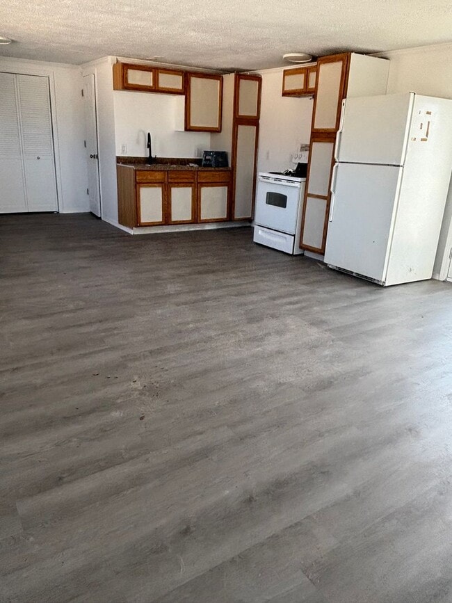 Building Photo - 2319 1/2 Axtell