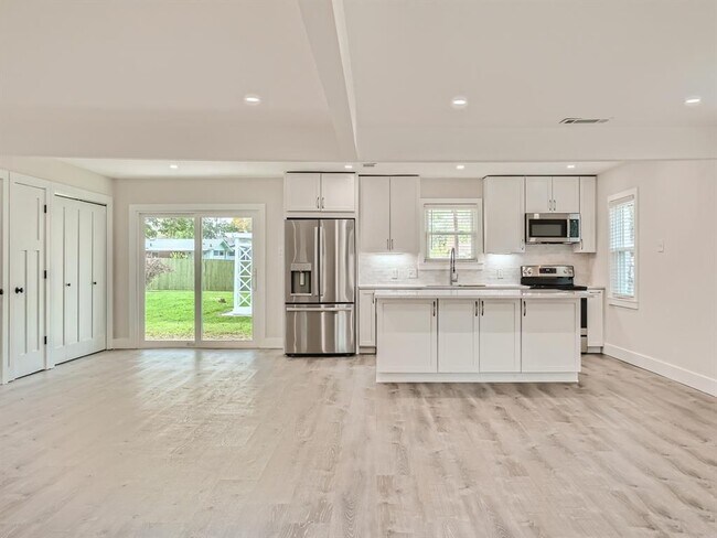 Building Photo - 5804 Eureka Dr