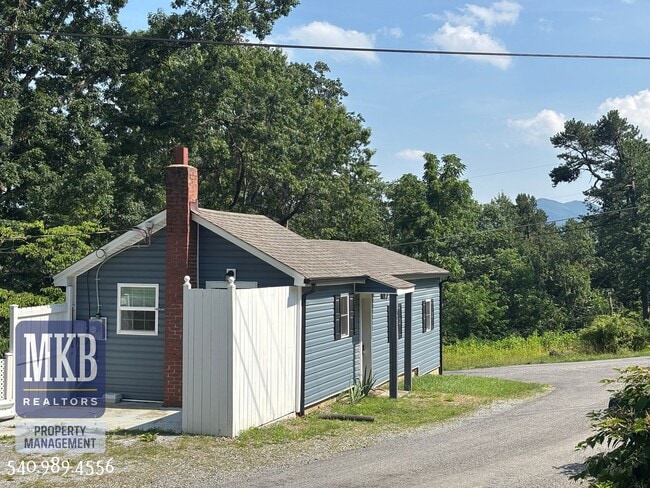 Building Photo - 812 Montvue Rd